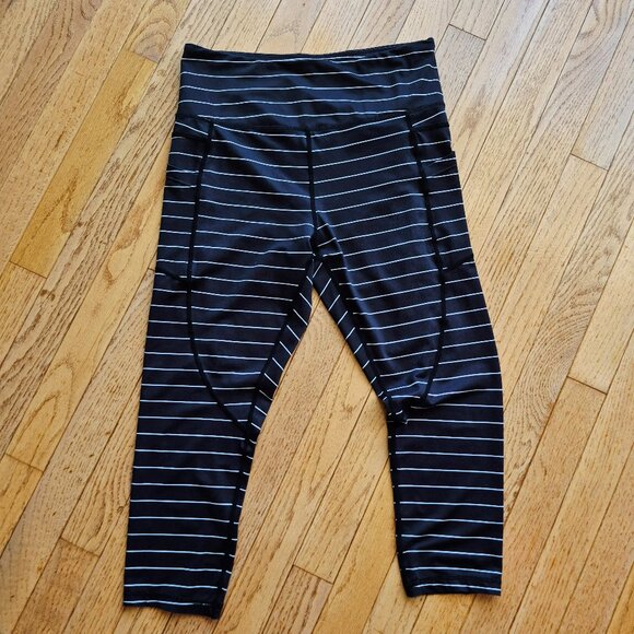 Zyia Active Black and White Stripe Light n Tight Pocket Capri Size 8-10 - Picture 1 of 8